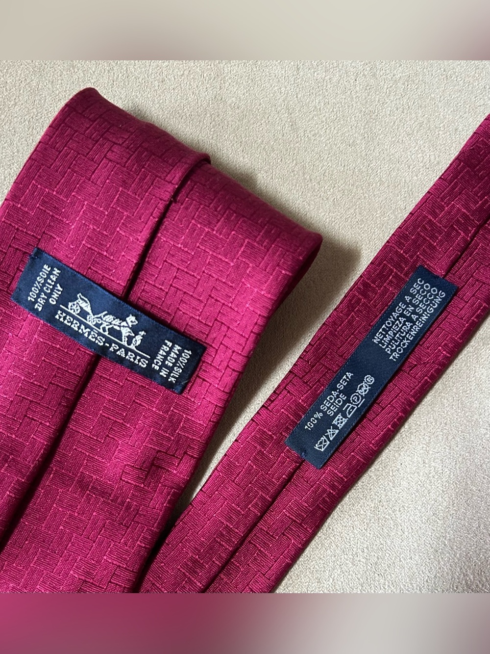 Hermès Authentic 100%Silk Tie in Deep Magenta NWOT - Picture 7 of 7